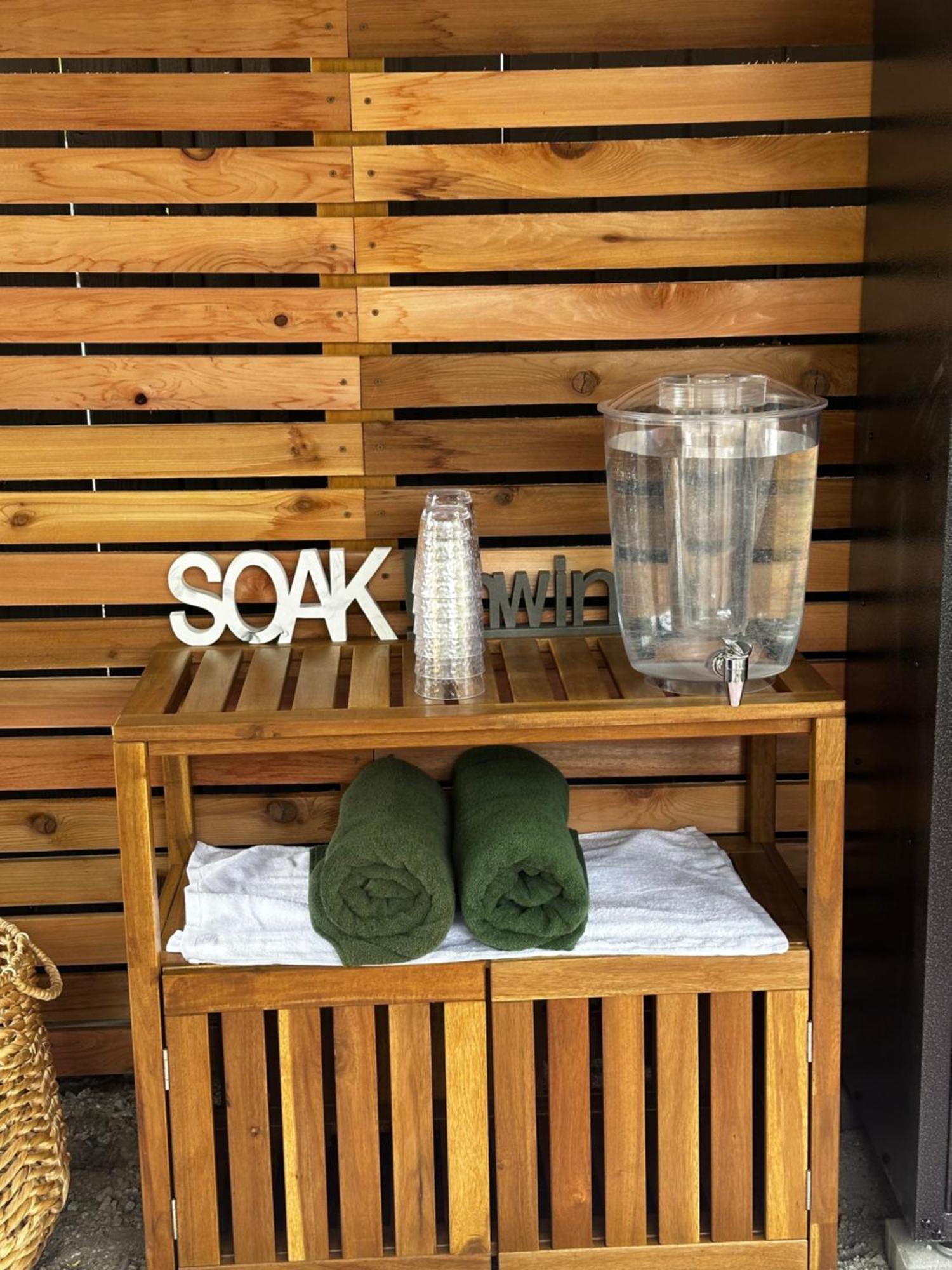 Lakeside Villa & Nordic Spa ペンティクトン エクステリア 写真